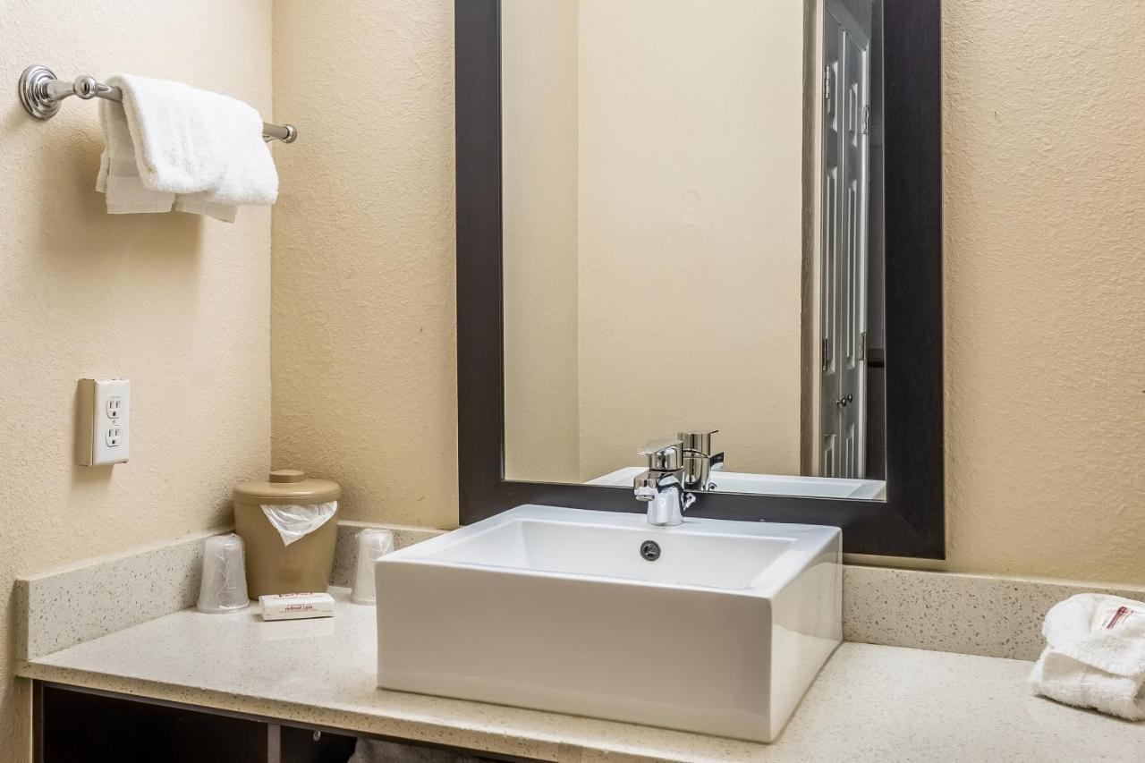 Red Roof Inn Tampa Bay - Сейнт Питърсбърг Екстериор снимка