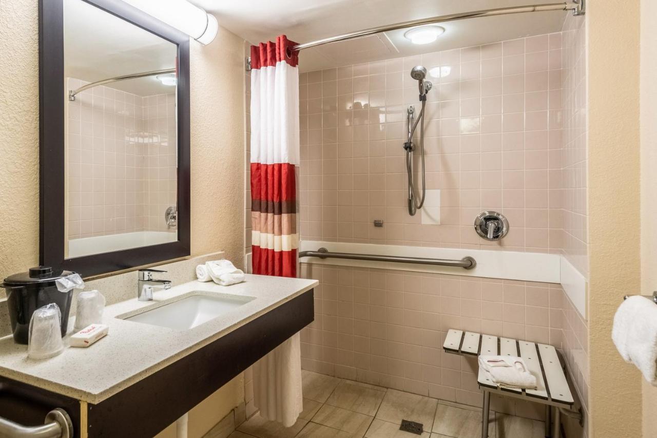 Red Roof Inn Tampa Bay - Сейнт Питърсбърг Екстериор снимка